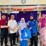 Keluarga asnaf di Bukit Gantang dan SMK Dato’ Wan Ahmar Rasdi menerima pek makanan