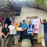 Agihan pek makanan buat mangsa banjir